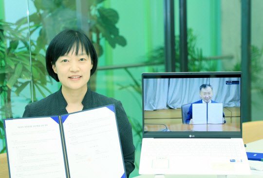 한성숙(왼쪽) 네이버 대표와 신동렬 성균관대학교 총장이 지난 24일 AI(인공지능) 기반 학술정보 통합플랫폼 스칼리틱스 2.0 구축 MOU(업무협약)를 체결한 뒤 기념촬영 하고 있다. 네이버 제공